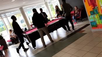 Un groupe joue aux billards