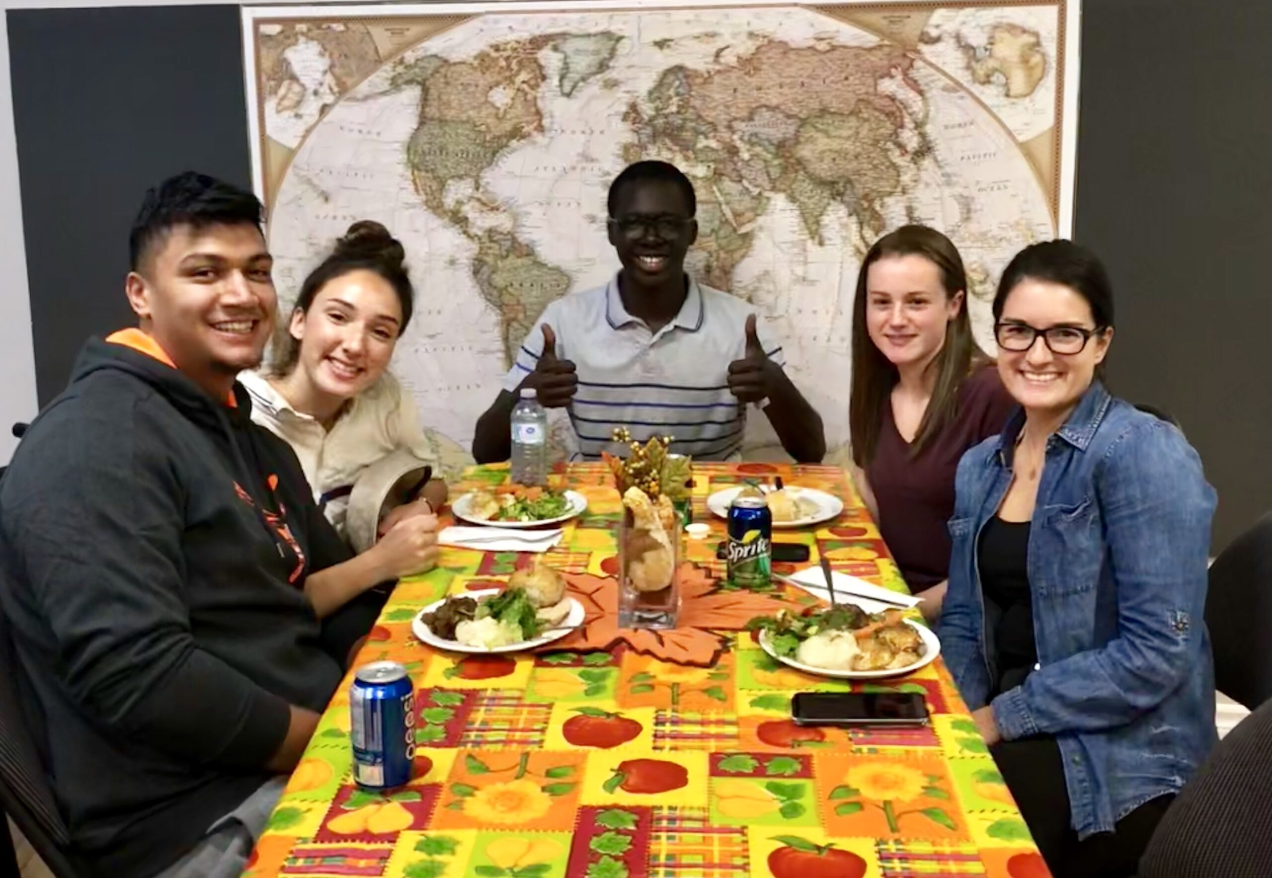 Étudiants autour de la table à l'Action de Grâces