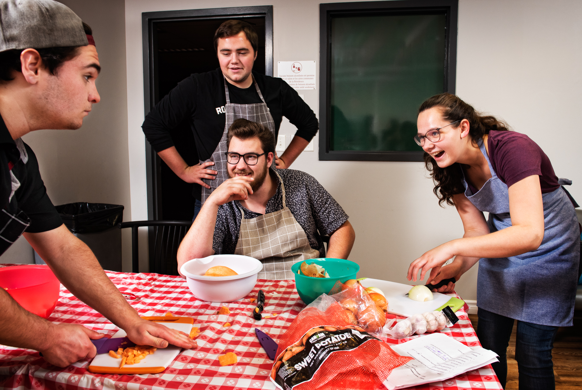 Des étudiants préparent un repas