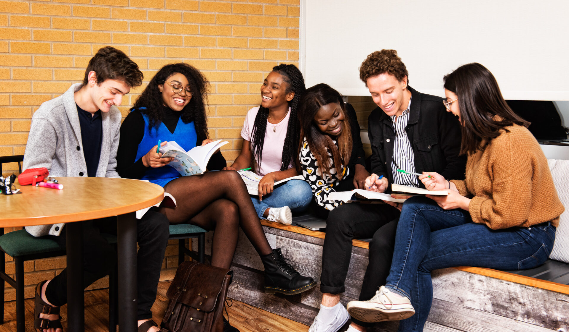 Groupe d'étudiants en conversation dans la salle commune