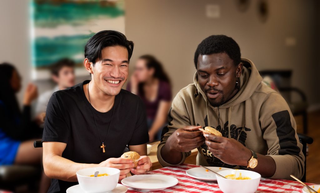 Deux étudiants mangent à table