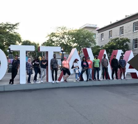 Groupe d'étudiants lors d'une sortie dans la basse-ville